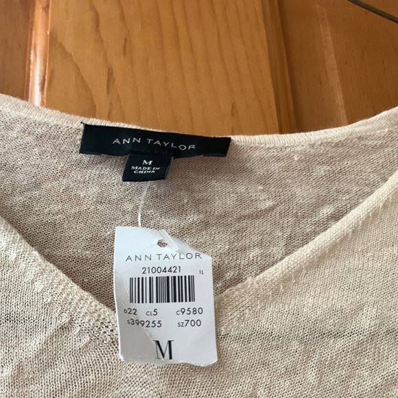NWT Ann Taylor V-Neck Sweater - Size M - Picture 2 of 3